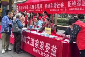 公园“摆摊”，律师“坐诊”！郴州市妇联反家暴普法活动人气旺图片