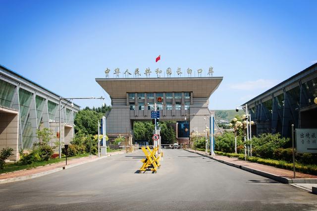 吉林白山长白口岸景区，一脚踏两国，有“鸭绿江第一口岸”的美誉