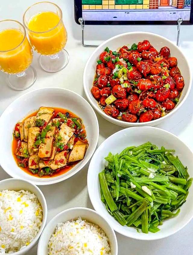 每顿饭两人三个菜，天天不重样	，家有大厨谁还下饭店？