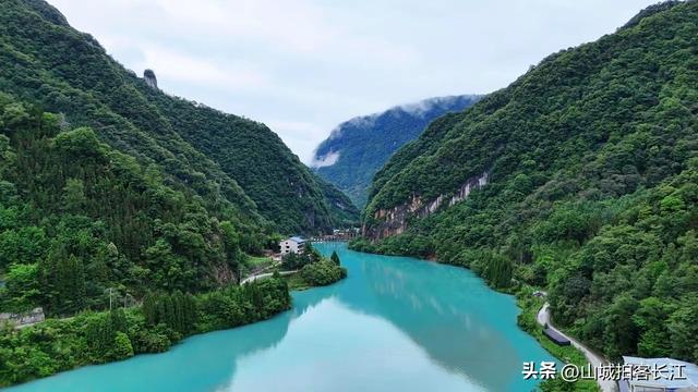 四川优雅的城市，极致美景和特色美食很多，有“天府之肺”的美誉