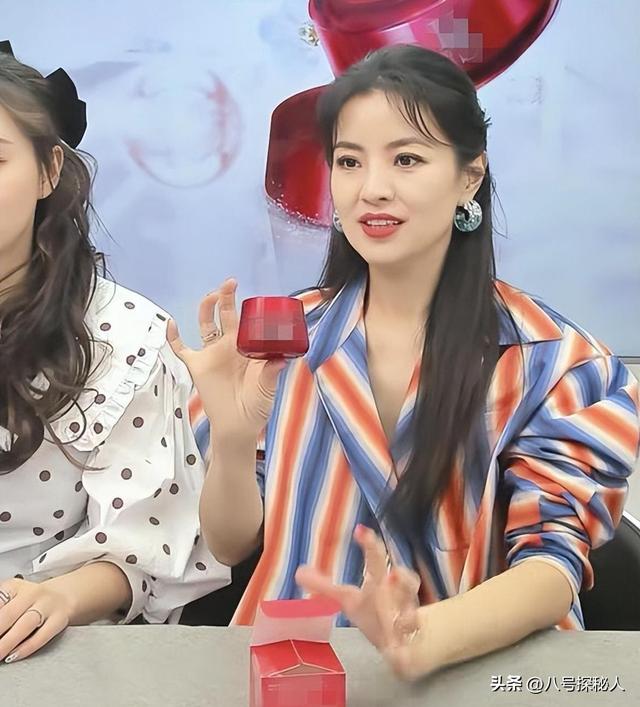 和撒贝宁同居四年，却转身和富豪在一起，没想到如今却沦落至此