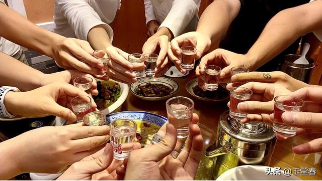 高度白酒没人喝了，酒企集体瞄准了年轻化，能救活“老登股”吗？