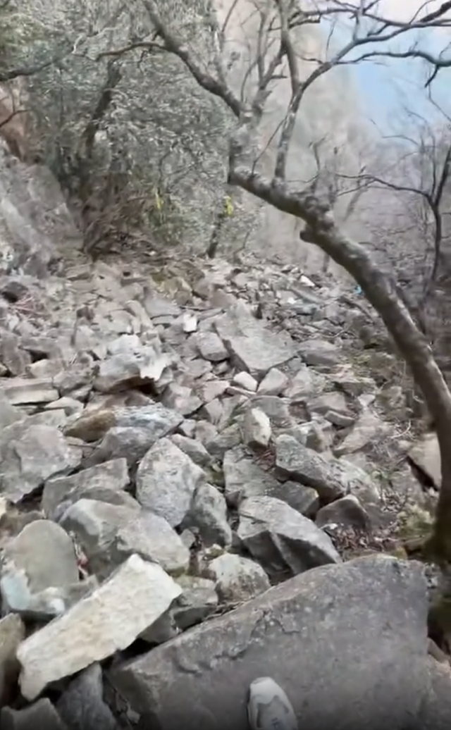 “再往前走一步，就是悬崖！”驴友迷路被困漆黑山中，随手拍下的一张照片，救命了！