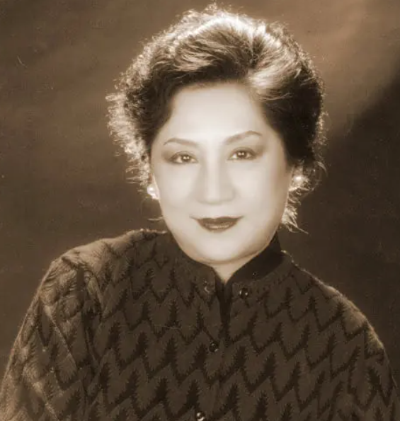 1947年，两位旗袍美女的合影，右边的微胖女孩，蒋经国追了一辈子
