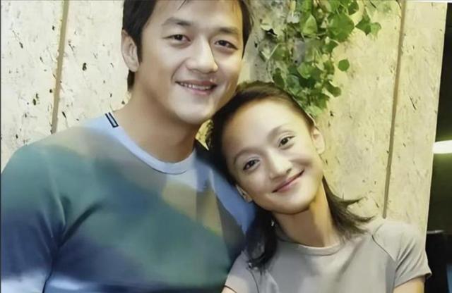 50岁周迅变样：满头白发脸松垮，瘪嘴像老奶奶，无儿无女成遗憾
