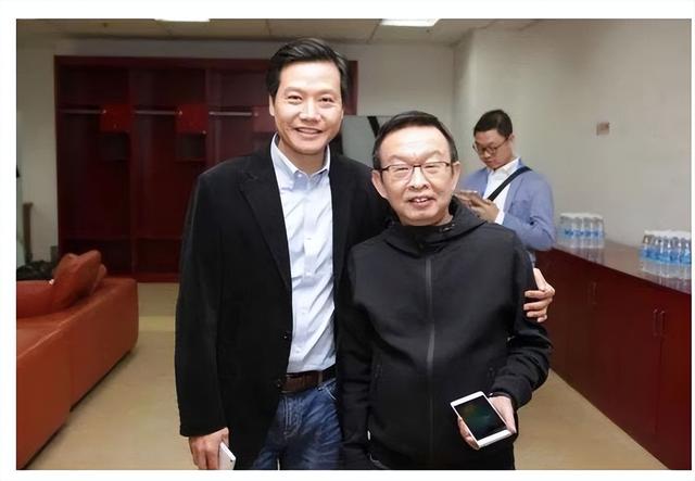 雷军带火陈年，凡客直播冲第一，小米股价却跌了8个点