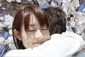 女生主动让你摸她头发是什么意思呢？网友热议，让你激动又兴奋图片