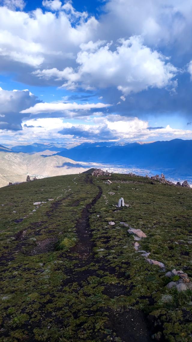 爬拉萨哲蚌寺后山,从海拔3600米到山顶5300米,上下20公里
