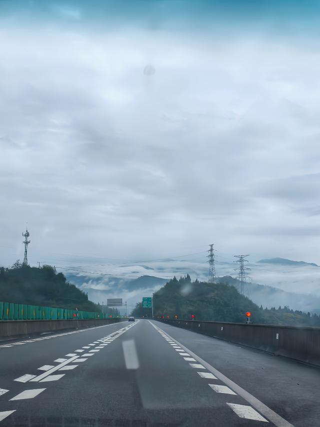 绝了！高速惊现“天庭入口”，我开着车差点以为要去取西经