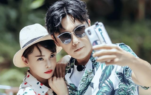 57岁伊能静全家度假，膀大腰圆不再少女，9岁米粒手机不离手