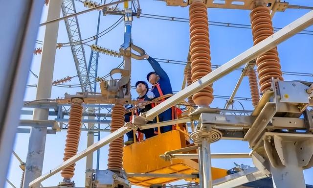 马斯克一语成真，全球争抢的不是芯片，而是中国20万一台的变压器