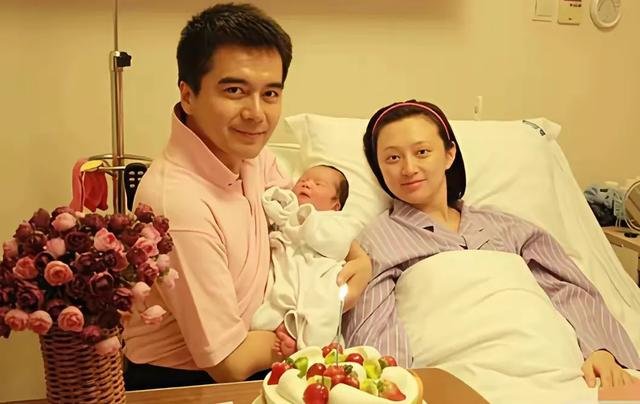 许亚军和儿子同框拍摄时尚大片,这是他和前妻何晴的孩子,叫许何