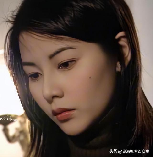 21岁拍三级，30岁被出轨，38岁嫁大佬，如今52岁没孩子也被宠成宝
