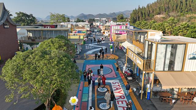 万峰林景区：观花海 逛集市 “暖冬游”持续火爆