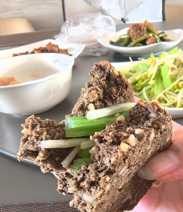 没想到16+8轻断食掉秤这么轻松	，从115到95斤，真的太爽啦！
