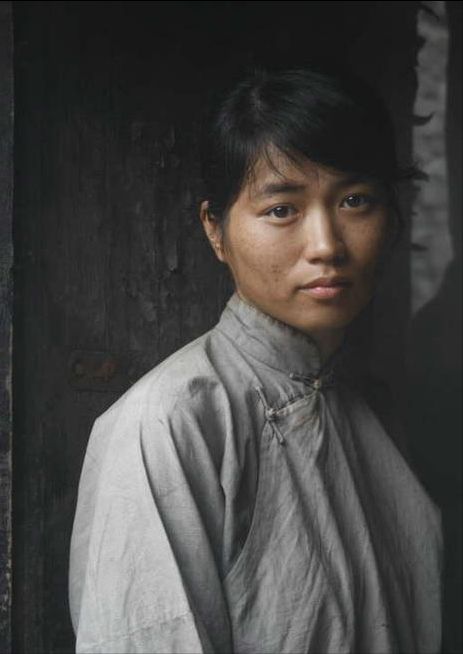 明明同一人，演完《人世间》演《利剑玫瑰》，她反差大差点没认出