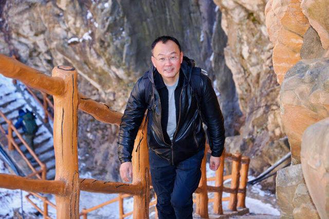 “极峰”织暖：用49次嵩顶行，解码13.17微米羊毛的智慧