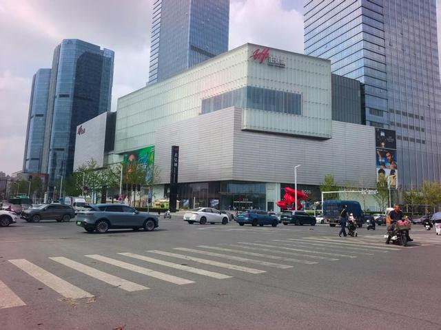 暴雨后郑州市区交通秩序已恢复正常