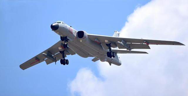 赶在坐飞机来陆前，郑丽文率先发出邀请，解放军轰6K飞抵台岛周边