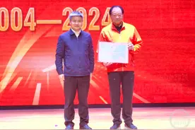 中国奥运首枚金牌获得者许海峰重庆任教图片
