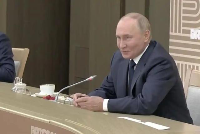 向东看！普京亲笔签字，俄罗斯将对中国免签，中俄关系更上一层？