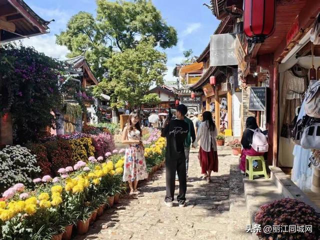 双节同庆乐游丽江古城 八方游客沉醉诗与远方