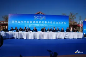 惊险！游乐设施突发故障，游客被困？嘉峪关“超级飞侠”紧急施救！图片