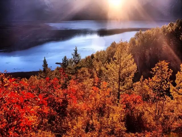 长白山 22 万人挤爆!央媒 200 篇 ,社媒 20 亿曝光！东北秋游火得非偶然