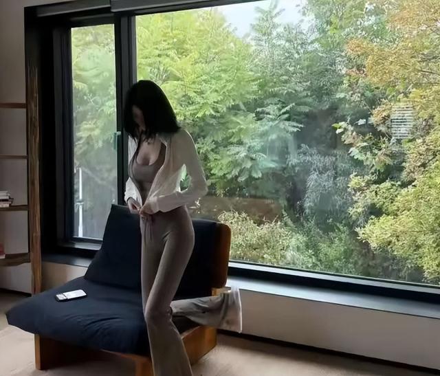 陈伟霆妈妈飞北京看孙子！婆媳第一次见面，何穗大胆拍辣照迎接！