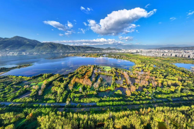 大凉山冬韵：冰雪、暖泉与阳光交织