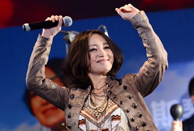 她连上5次春晚，私下却和恩师同居怀孕被骗流产，今57岁依然单身