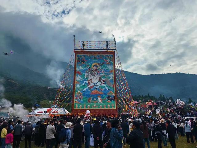 一念湖水，一念人间！在泸沽湖的湖光山色里，寻一场摩梭风情梦