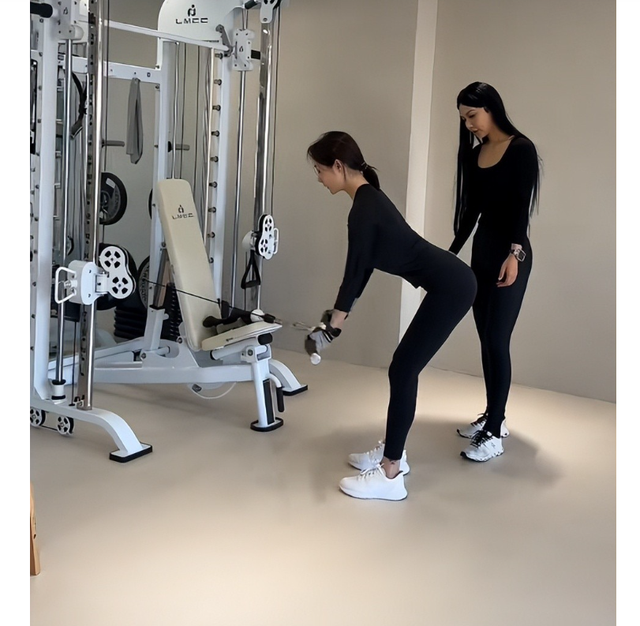 李纯婚后放纵开始还债了，健身累到大腿颤抖，带上北京爷们一起练