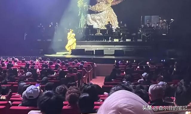 78岁连路都走不稳还开演唱会，全网骂声一片，她却扬言回馈粉丝