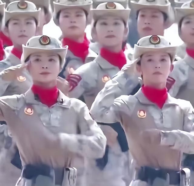 女民兵领队王媛回家了！生活照好漂亮，生育3娃，老公急着晒合影