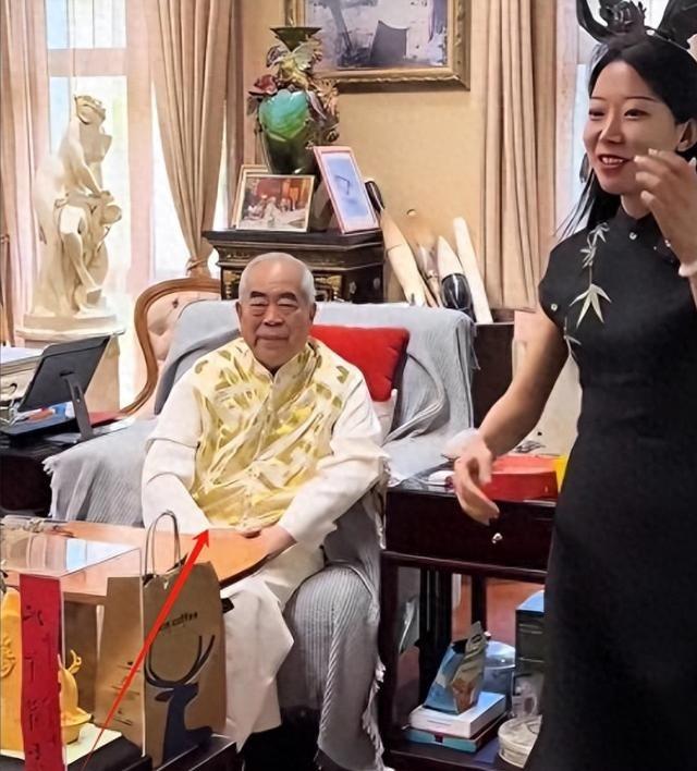 结婚仅 1 年，87 岁的范曾已衰老，比他小 50 岁的娇妻仍如花似玉