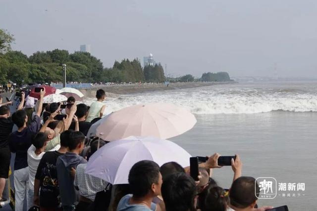 太震撼！农历八月十七，钱塘江畔上演年度“追潮”大片，有人提前2小时抢好位