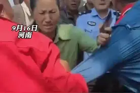 大叔在市场抢夺狗贩子的狗，拒绝按市场价付钱，网友炸锅了！图片