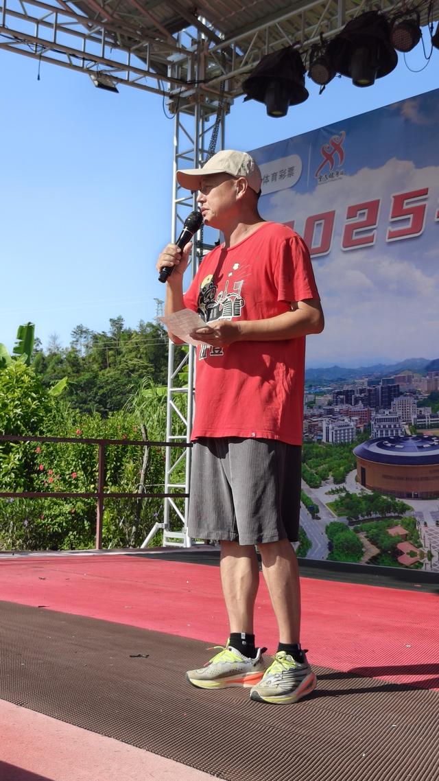 梅县区户外运动协会今在水彩时夏成立，梅州及会昌300名徒友参加
