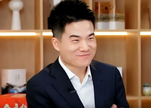 官媒发文，高调官宣32岁董宇辉喜讯，全网恭喜，终于等到这一天