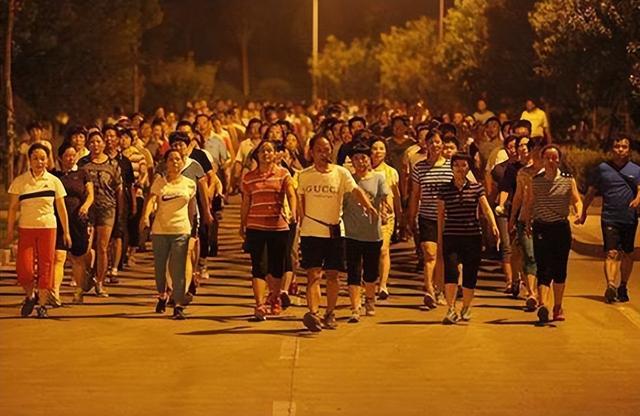 祸害！暴走团逼停救护车，团主强硬回怼，网友：停他们退休金！