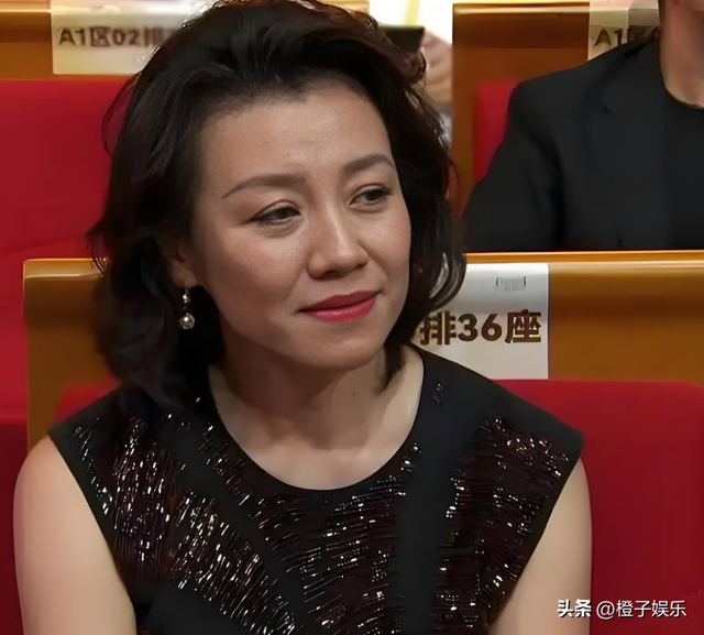 与四婚名导同居三年流产两次不结婚，转身下嫁穷小子，如今咋样？