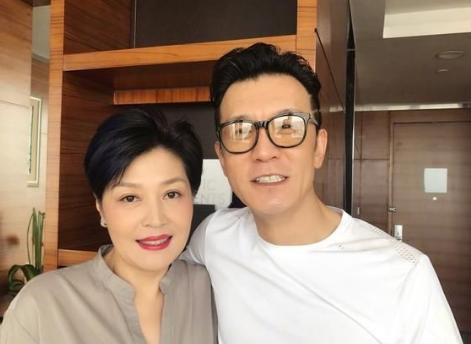 恭喜！李咏女儿官宣恋情！23岁法图麦晒和男友合影，两人有夫妻相