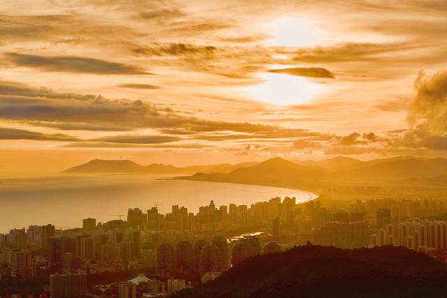 三亚凤凰岭景区，登上城市观景台俯瞰三亚，这里的夕阳如诗如画