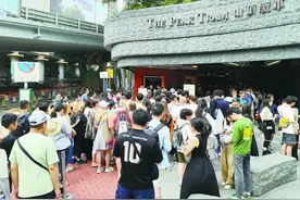 港民穷游内地后懵了！猛男贴身喂食是标配，港女：内地才是真天堂图片