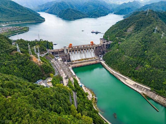 西方专家：看不懂中国，建造的发电站，每消耗100度，才发80度电