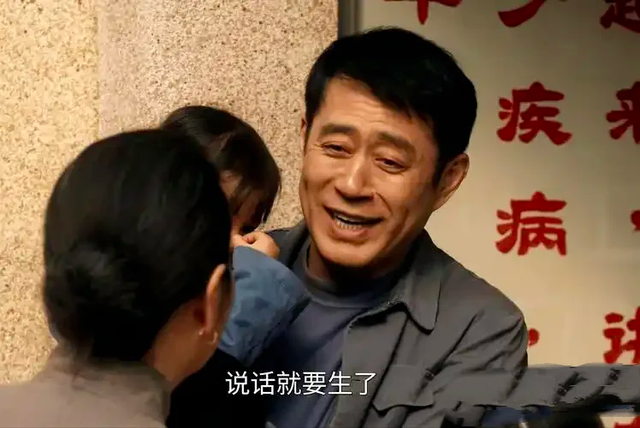 53岁刘钧现状：住北京郊区别墅，一直未婚与小猫作伴，自己做饭吃