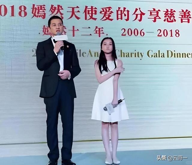 19岁李嫣跟老爸聚餐！手不离烟动作熟练，170cm身材干瘪太像王菲