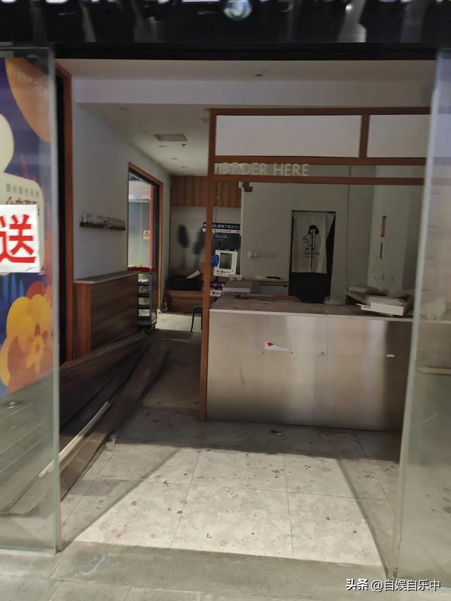 不敢想象，寸土寸金的苏州中心居然有这种地方，跟鬼屋一样