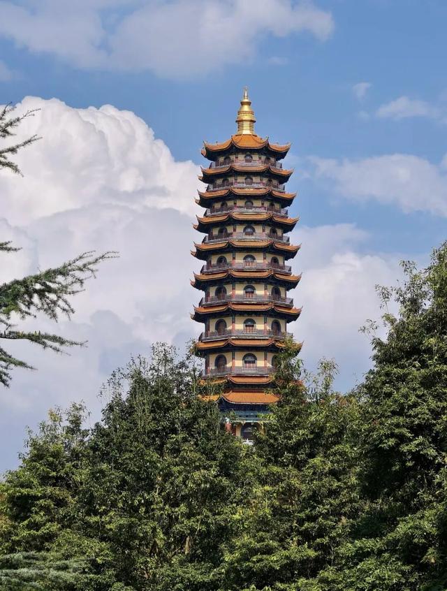 不输昆明！高铁可达20℃暖冬小城，泡温泉晒太阳水果随吃！人少物价低，6元就嗦粉！